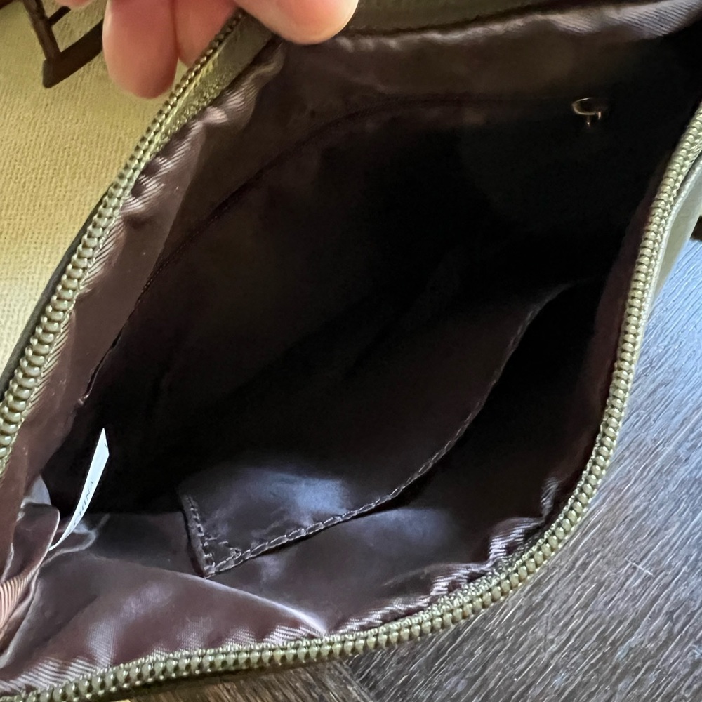 Stylish vegan woven shoulder bag -olive green REDUCED! - Picture 11 of 12